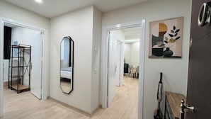 A hallway with a mirrored closet, a dining area, and a door with a wine rack. - Two-Bedroom Apartment in Taksim - No: 3 (İstanbul)