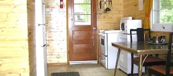 Lakeside Cottage with Boat BBQ Firepit Swimming Pet Friendly for 6 Family Escape