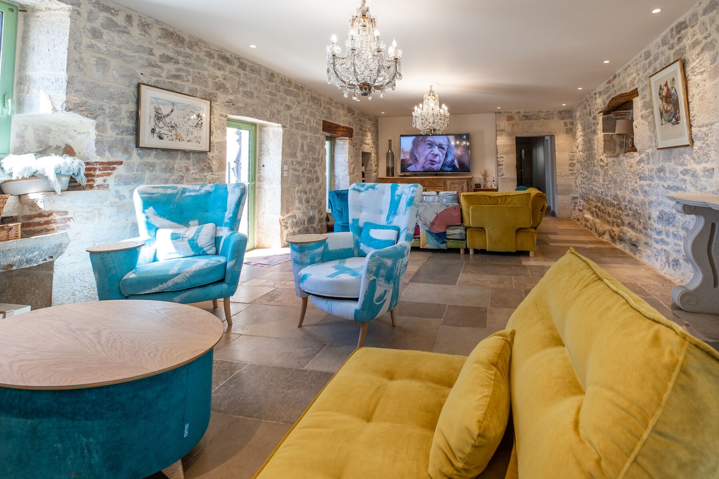 Télévision, cheminée, baby-foot, table de tennis de table