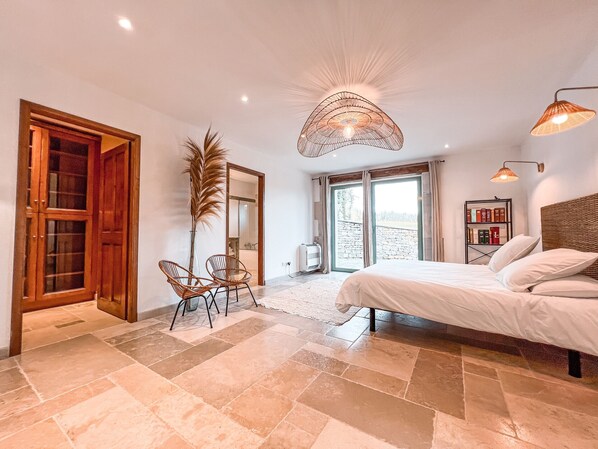 11 bedrooms, iron/ironing board, free WiFi, bed sheets