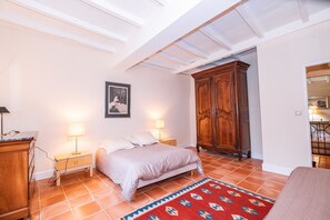 4 bedrooms, iron/ironing board, free WiFi, bed sheets