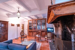 Télévision, cheminée