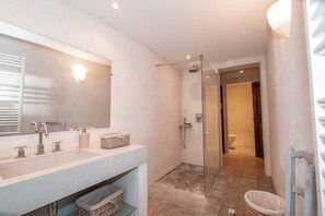 Dusche, Haartrockner, Handtücher