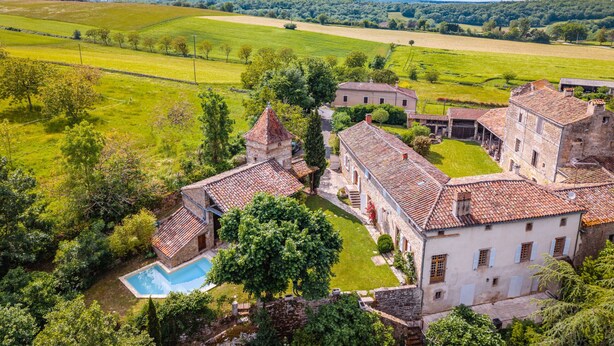 A large estate with multiple buildings, a swimming pool, and expansive green fields. - Clos Saint Michel - Pool - Nature and Calm (Saint-Michel-de-Vax)