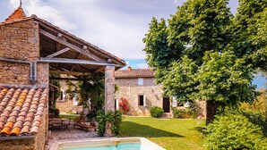 A stone building with a swimming pool, outdoor seating, and a well-maintained garden. - Clos Saint Michel - Pool - Nature and Calm (Saint-Michel-de-Vax)
