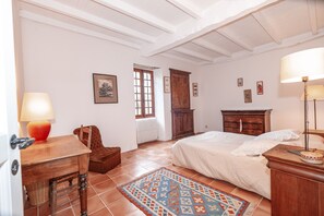 4 bedrooms, iron/ironing board, free WiFi, bed sheets
