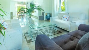 60-inch LED TV with cable channels - Villa Menea con Piscina e SPA (Casarano)