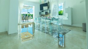 Deluxe Villa, Pool View | Living area | 60-inch LED TV with cable channels - Villa Menea con Piscina e SPA (Casarano)