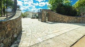 Entrada al alojamiento