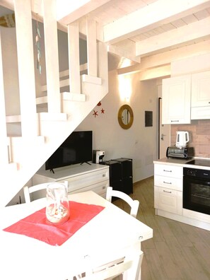 Fridge, oven, stovetop, coffee/tea maker