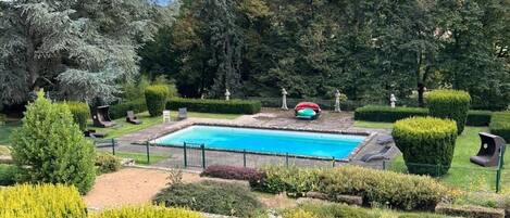 Deluxe-værelse til 4 personer - udsigt til have (Fleur) | Pool | Sæsonbestemt udendørs pool, åben fra kl. 07.30 til kl. 19.30, parasoller