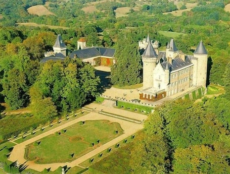 Extérieur. Chateau de Busset