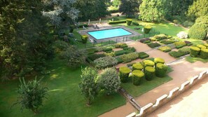 Habitación triple Deluxe, vista al jardín (Jaune) | Alberca | Alberca al aire libre por temporada y sombrillas en la alberca 