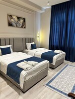 Comfort-herbergi fyrir tvo - borgarsýn | Öryggishólf í herbergi, skrifborð, vinnuaðstaða fyrir fartölvur