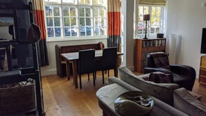 智能電視、壁爐、DVD 播放機、書籍