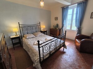 4 bedrooms, iron/ironing board, free WiFi, bed sheets