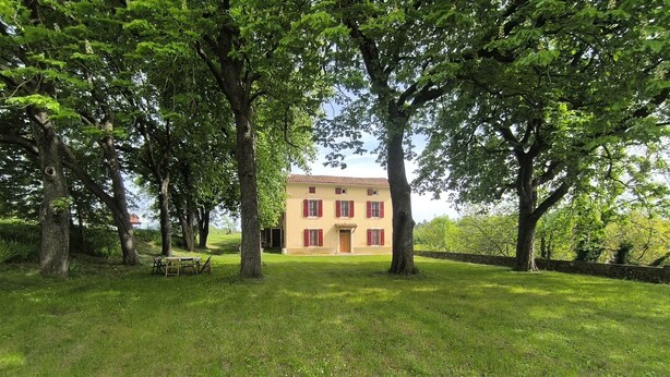 A house surrounded by trees with a grassy lawn. - Maison Play (Roumoules)