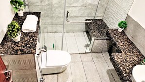 Un baño con ducha, inodoro y lavabo.