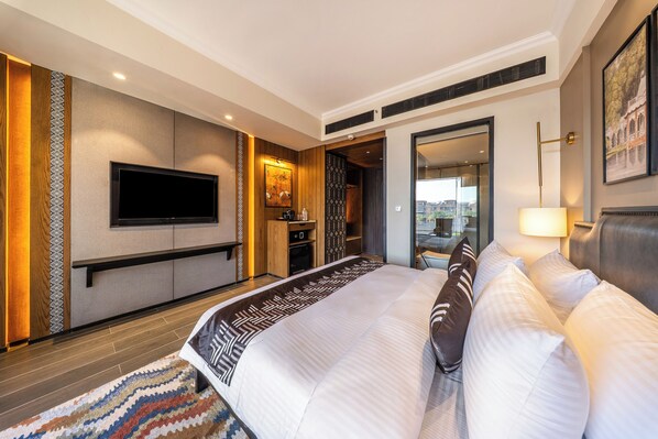 Habitación Premium doble | Tabla de planchar con plancha y ropa de cama