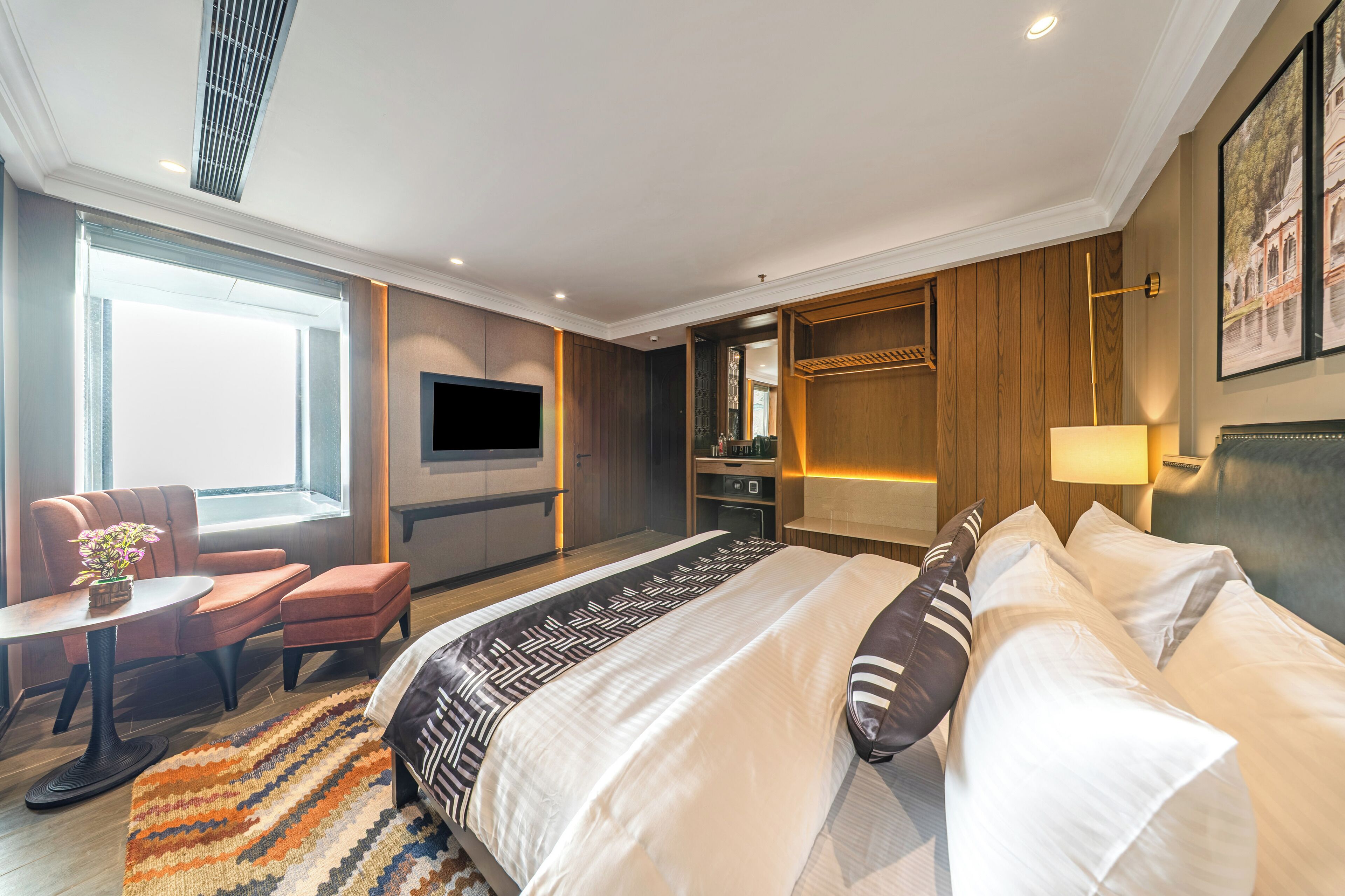 Spacious Deluxe Room with Jacuzzi | Desk, iron/ironing board, bed sheets