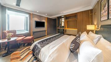 Spacious Deluxe Room with Jacuzzi | Desk, iron/ironing board, bed sheets