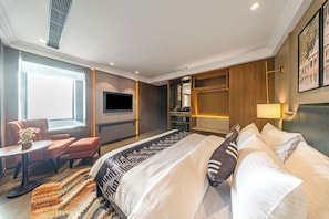 Spacious Deluxe Room with Jacuzzi | Bureau, fer et planche à repasser, draps fournis