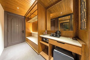 Standard Room with In-Room Safe | Escrivaninha, ferros/tábuas de passar roupa, roupa de cama