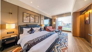 Escritorio, tabla de planchar con plancha y ropa de cama