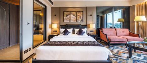 Escritorio, tabla de planchar con plancha y ropa de cama