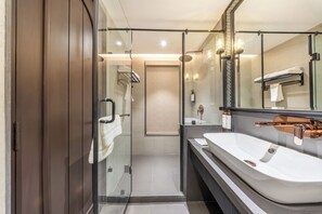 Standard Room with In-Room Safe | Bathroom | Towels, soap, shampoo, toilet paper - Medalio Signature Chandigarh Zirakpur (Zirakpur)