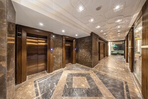 Lift - Medalio Signature Chandigarh Zirakpur (Zirakpur)