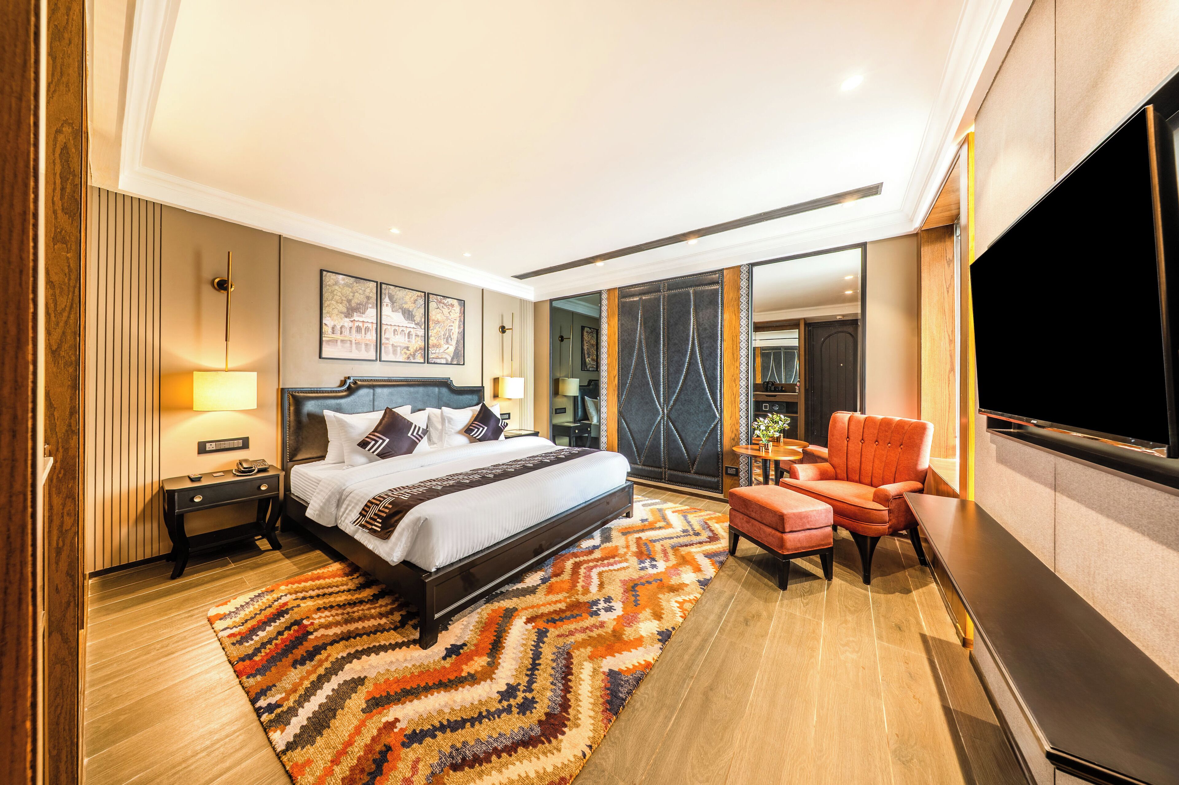 Deluxe tweepersoonskamer | Een bureau, een strijkplank/strijkijzer, beddengoed