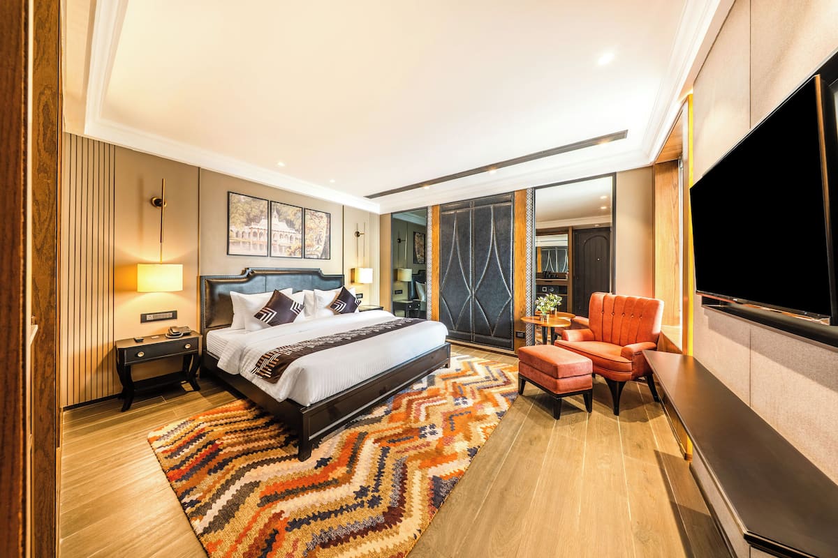 Iron/ironing board, bed sheets