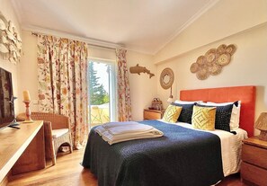 7 間睡房、書桌、熨斗/熨衫板、可攜式嬰兒床