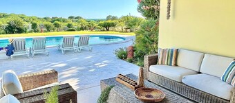 Villa Algarve-Seafront Albufeira-5mn walk from beach tennis -heated pool - À/C