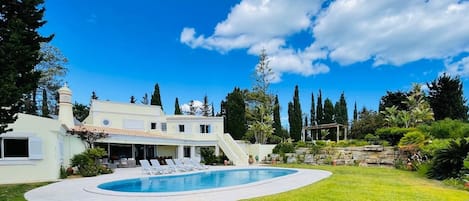 Una piscina al aire libre, una piscina climatizada