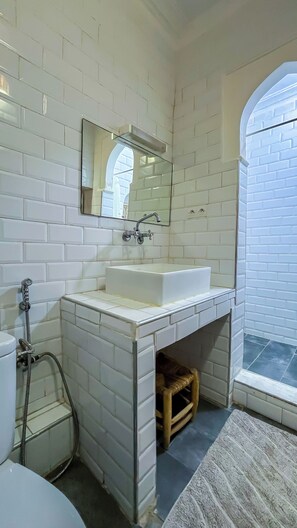 SĂšche-cheveux, serviettes fournies, savon, papier toilette