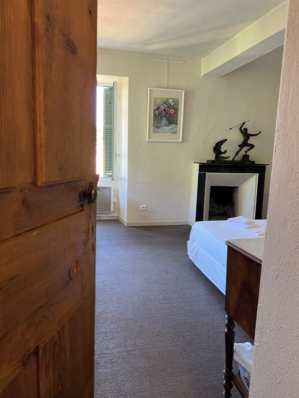 2 bedrooms, iron/ironing board, bed sheets