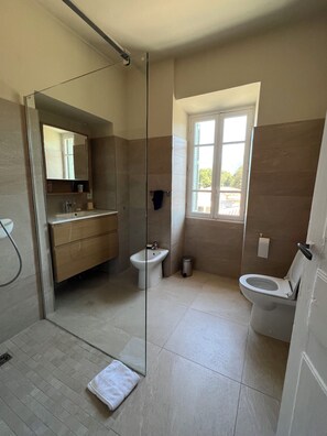 Shower, hair dryer, bidet, towels - Traditional village house, 15 minutes from the beach. (Cauro)