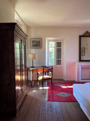 2 habitaciones, tabla de planchar con plancha y ropa de cama