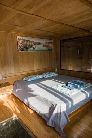 Double Room, 1 King Bed, Patio, Beach View | Laptop workspace, blackout curtains, free WiFi - Lan Ha Floating Homestay  (Hai Phong)