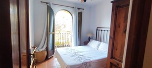 6 bedrooms, iron/ironing board, bed sheets