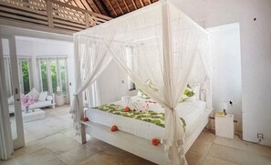 2 bedrooms, in-room safe, iron/ironing board, free WiFi