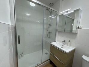 Secadora de cabello, toallas, jabón, shampoo 