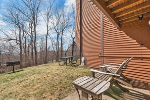 Outdoor dining - BEST CONDO RESORT in Mt Washington Valley. Newly updated condo in Nordic Village (Bartlett)
