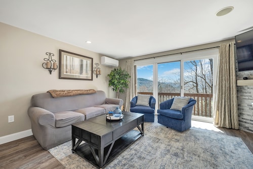 BEST CONDO RESORT in Mt Washington Valley. Newly updated condo in Nordic Village