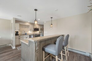 Microondas, horno, parrilla de estufa y lavavajillas