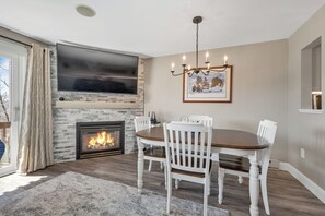 Dining - BEST CONDO RESORT in Mt Washington Valley. Newly updated condo in Nordic Village (Bartlett)