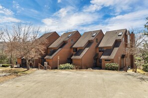 Exterior - BEST CONDO RESORT in Mt Washington Valley. Newly updated condo in Nordic Village (Bartlett)