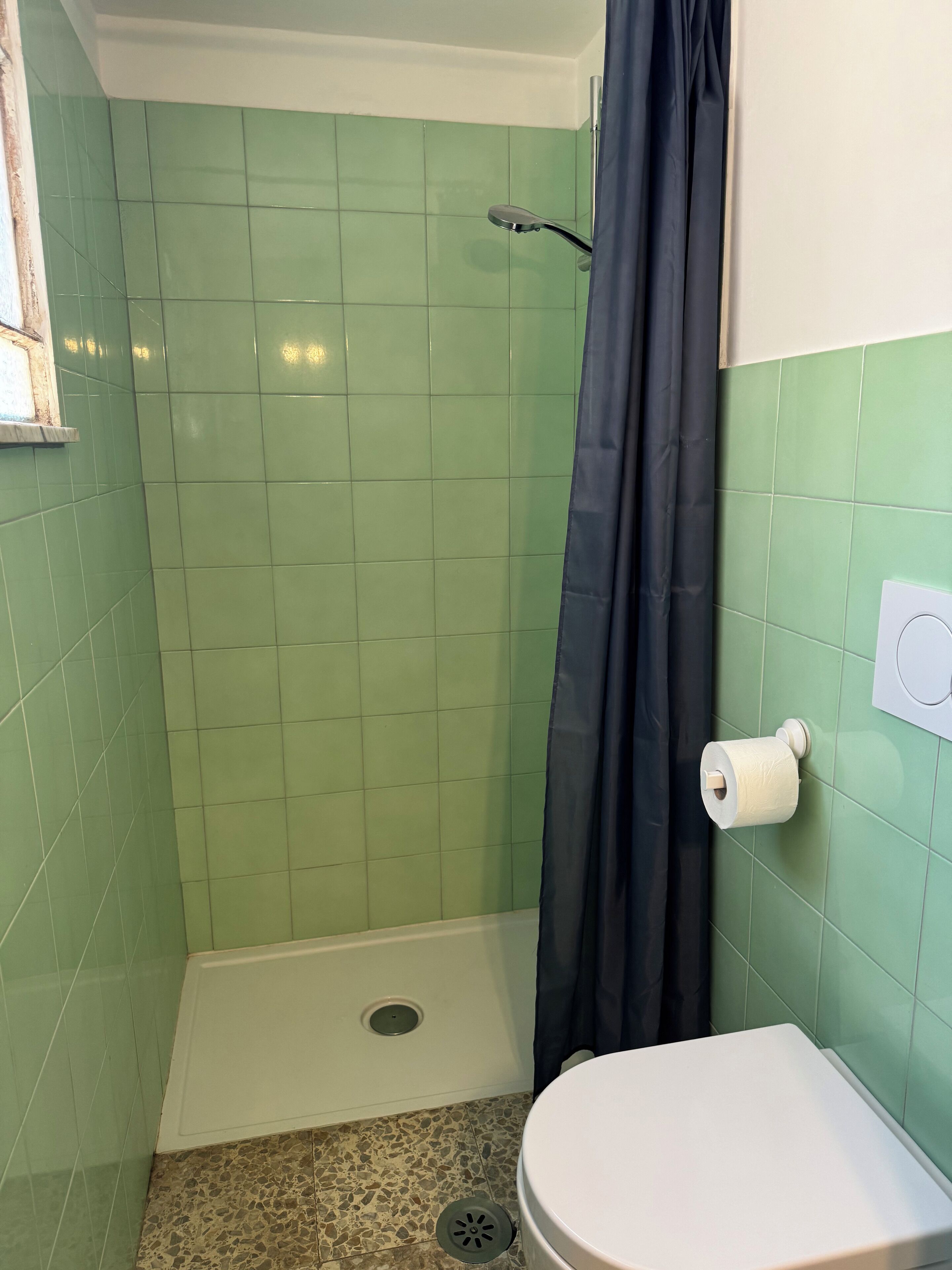 Haartrockner, Bidet, Handtücher, Toilettenpapier